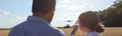 Hombre y mujer utilizando un dron en la agricultura