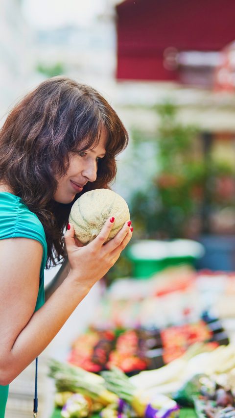 Beautiful French woman choosing ripe organic melon on a Parisian local market. Customer in food store, supermarket or hypermarket concept; Shutterstock ID 608623172; purchase_order: 611232 ; job: MarCom Italy; client: Nunhems Netherlands BV; other: 
