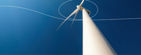 Vista da terra di una turbina eolica alta contro il cielo azzurro: le equazioni scientifiche e gli schizzi che evidenziano il percorso del vento sono sovrapposti sull’immagine.
