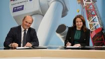 Martin Brudermüller, CEO BASF SE an Ana Borg, CEO Vattenfall are signing the agreement about Nordlich 1+2 