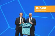 At the Annual Shareholders’ Meeting at the Rosengarten Congress Center in Mannheim, Germany, outgoing Chairman Dr. Martin Brudermüller presented his successor Dr. Markus Kamieth with a cycling jersey printed with the BASF logo.
