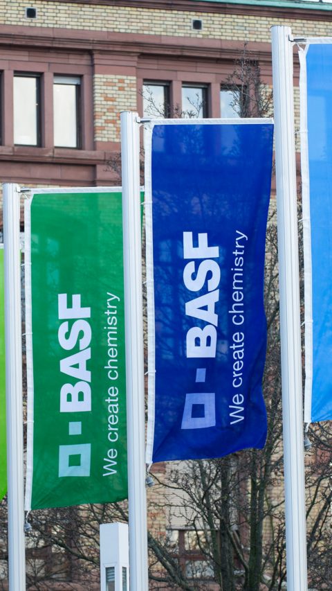 BASF steht für Chemie, die verbindet – für eine nachhaltige Zukunft. Wir verbinden wirtschaftlichen Erfolg mit dem Schutz der Umwelt und gesellschaftlicher Verantwortung. Mehr als 115.000 Mitarbeiter arbeiten in der BASF-Gruppe daran, zum Erfolg unserer Kunden aus nahezu allen Branchen und in fast allen Ländern der Welt beizutragen. 