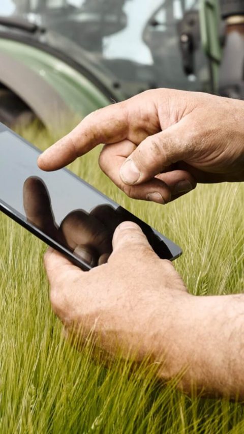 Un agricultor utiliza una tableta con tecnología de BASF en el campo