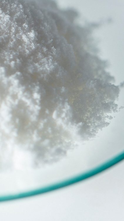 Photo of Balangut powder and liquid in petri dishes