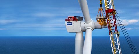 Titelbild Quartalsmitteilung 3. Quartal 2023: Aufbau eines Windrades im Offshore-Windpark Hollandse Kust Zuid