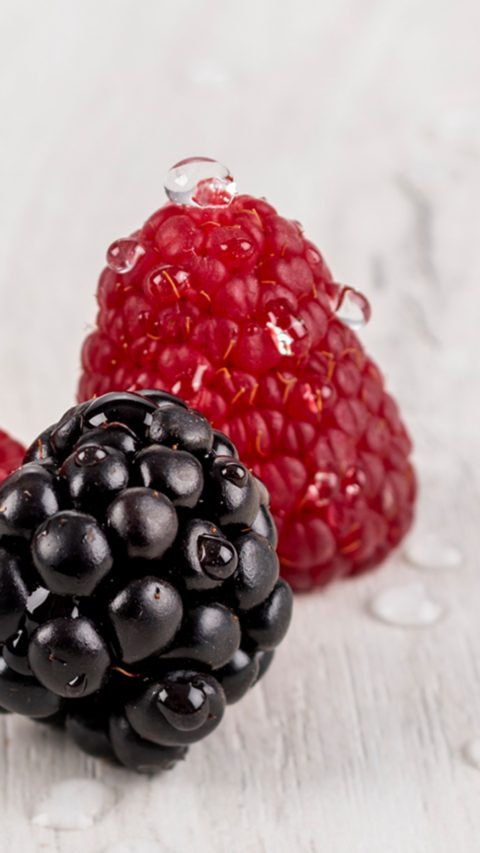 Photo of fresh, sweet fruity-raspberry ingredients with woody and green undertones: Raspberries and blackberry